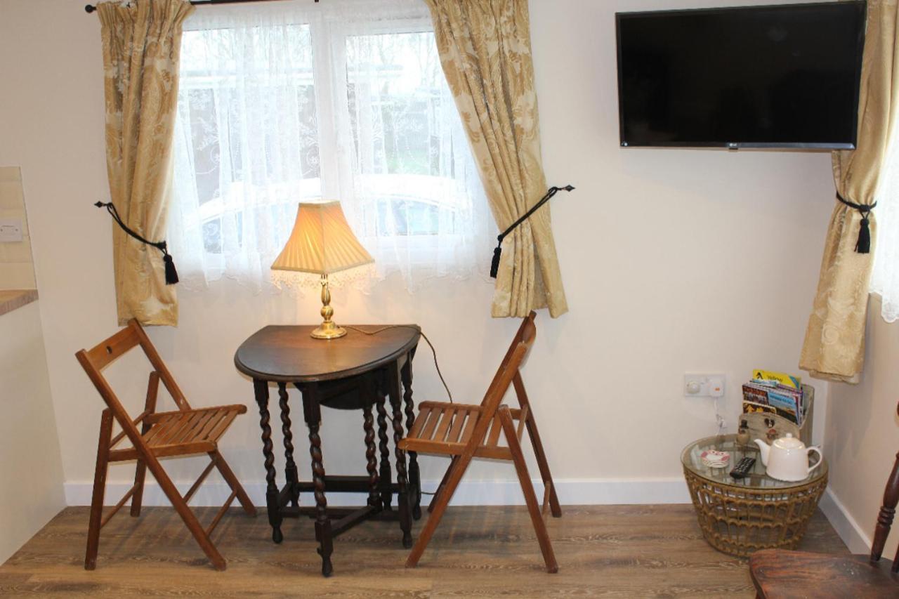 Two Hoots Chalet مونديسلي المظهر الخارجي الصورة