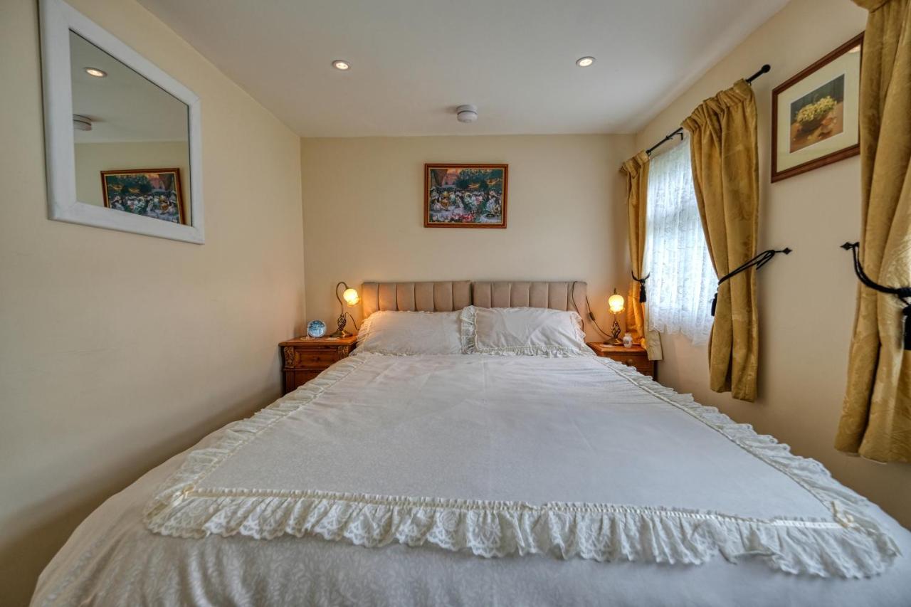 Two Hoots Chalet مونديسلي المظهر الخارجي الصورة