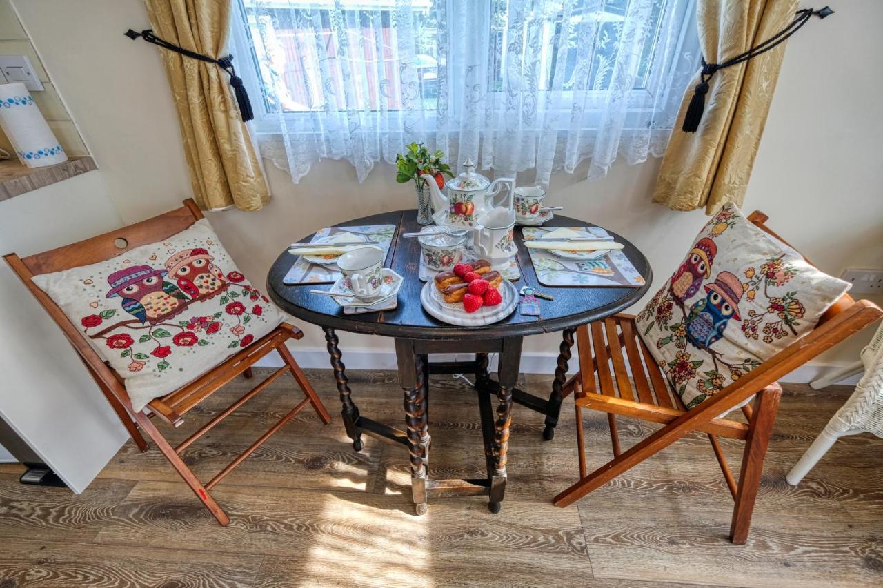 Two Hoots Chalet مونديسلي المظهر الخارجي الصورة